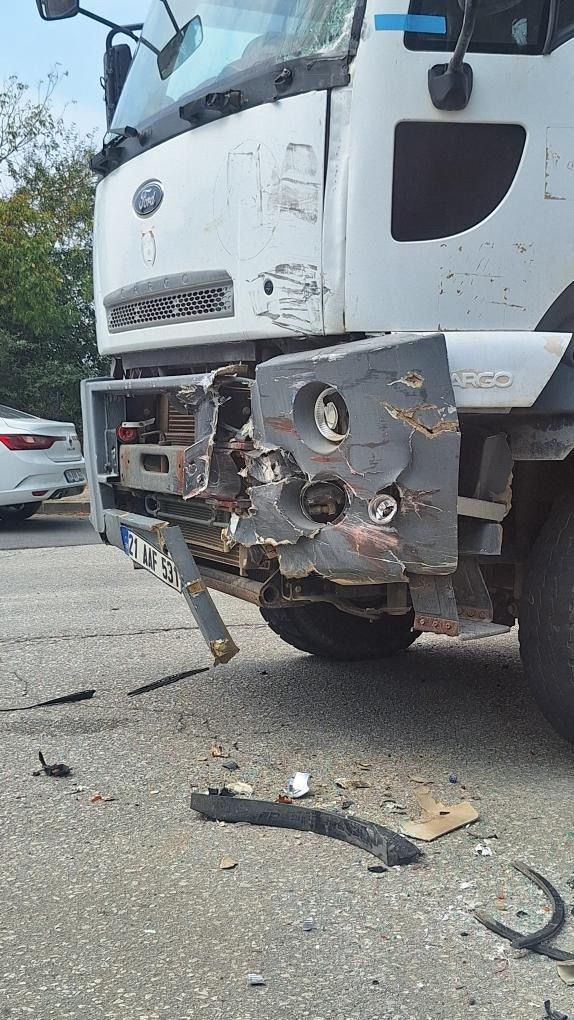 kamyon-ile-minibus-carpisti-4-kisi-yaralandi