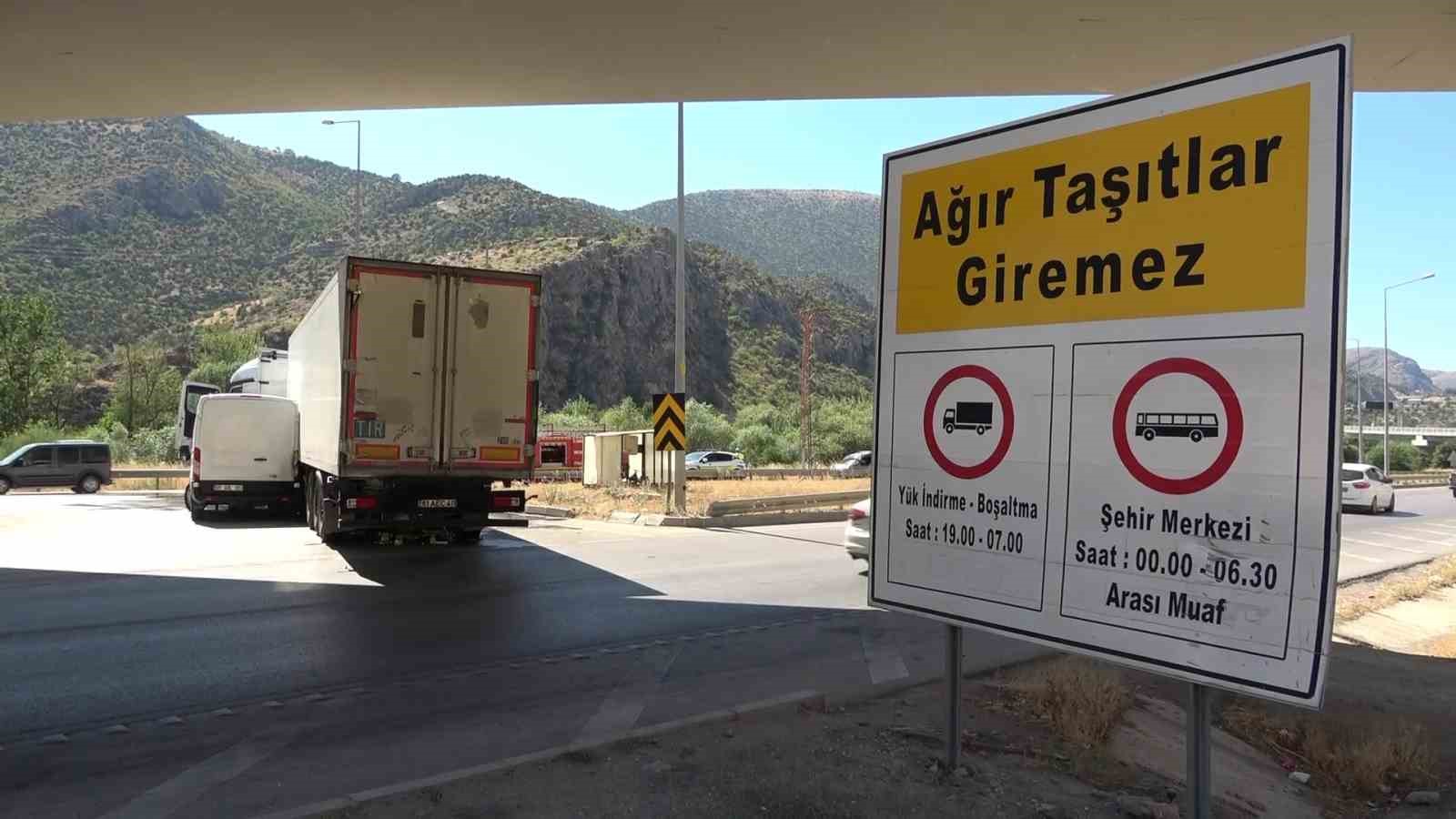 kamyonetin-kavsakta-tirla-carpistigi-kaza-kamerada
