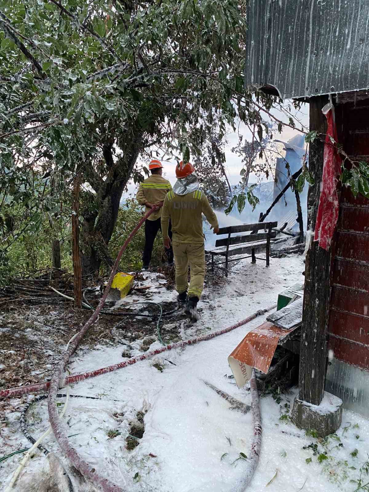 kastamonuda-cikan-yanginda-ev-ve-samanlik-kule-dondu