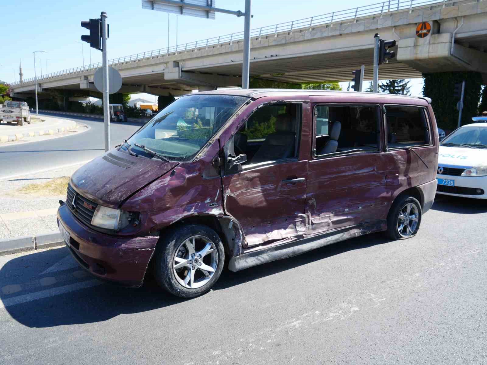 kastamonuda-yolcu-minibusu-ile-hafif-ticari-arac-carpisti-10-yarali
