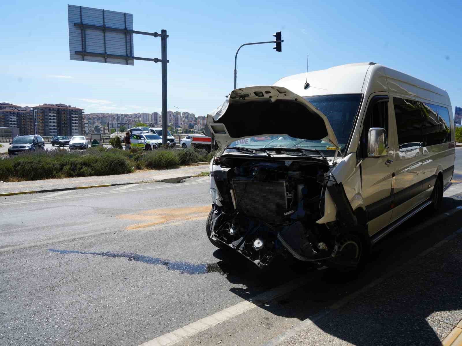 kastamonuda-yolcu-minibusu-ile-hafif-ticari-arac-carpisti-10-yarali