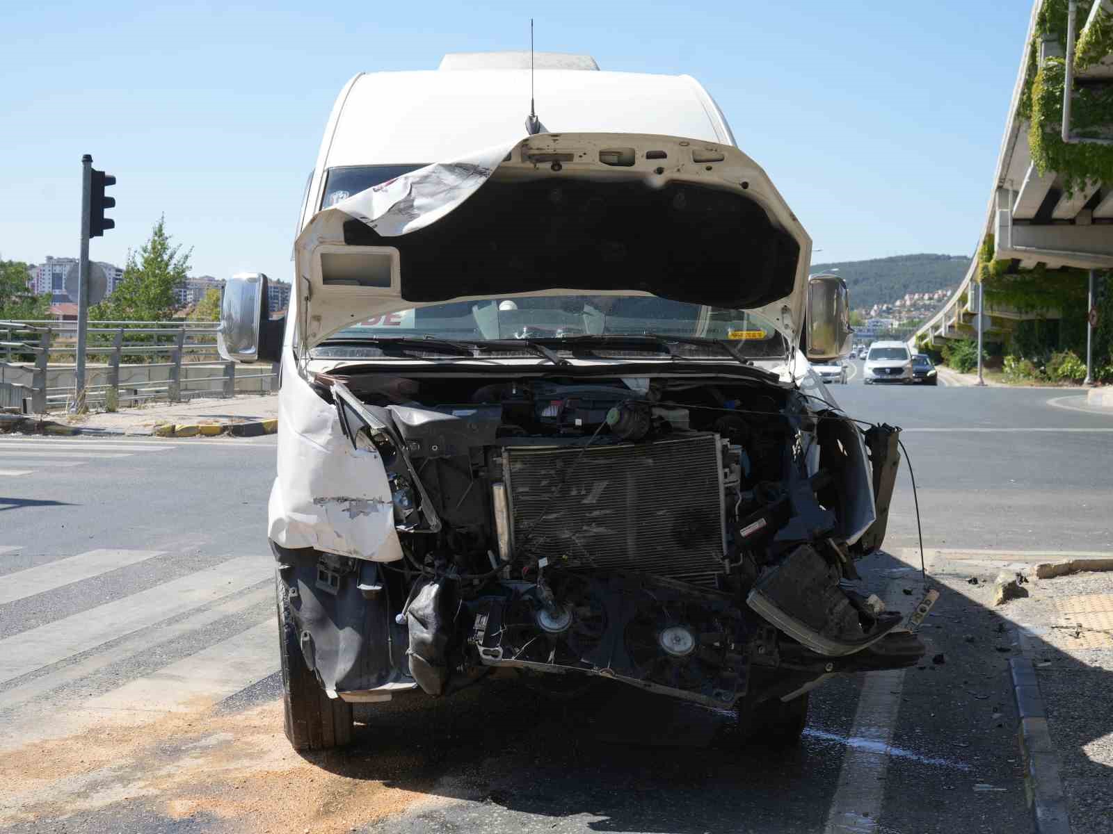 kastamonuda-yolcu-minibusu-ile-hafif-ticari-arac-carpisti-10-yarali