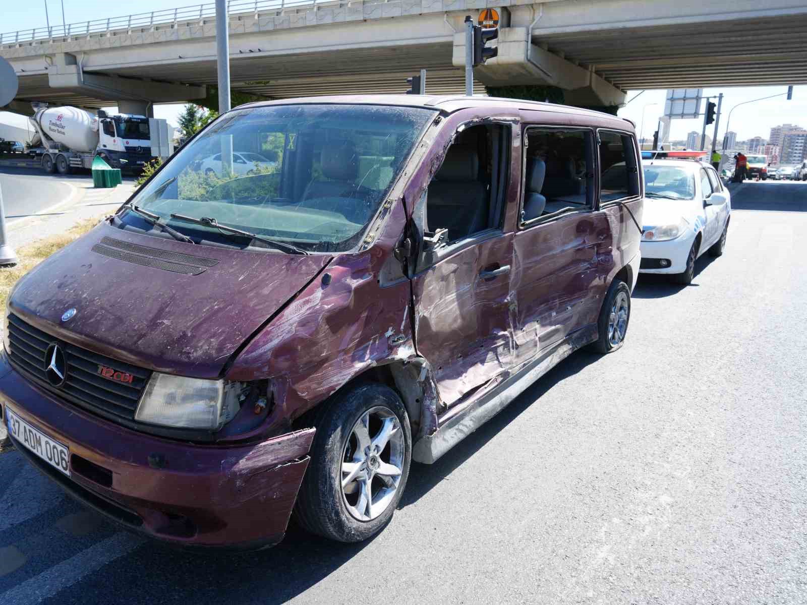 kastamonuda-yolcu-minibusu-ile-hafif-ticari-arac-carpisti-10-yarali