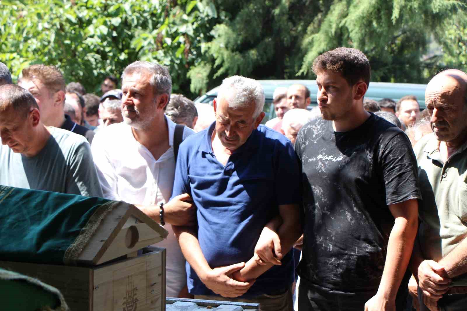 kazada-olen-anne-bobregini-verdigi-oglu-ve-kizi-son-yolculuguna-ugurlandi