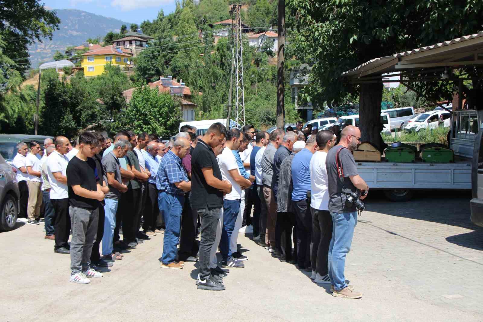 kazada-olen-anne-bobregini-verdigi-oglu-ve-kizi-son-yolculuguna-ugurlandi