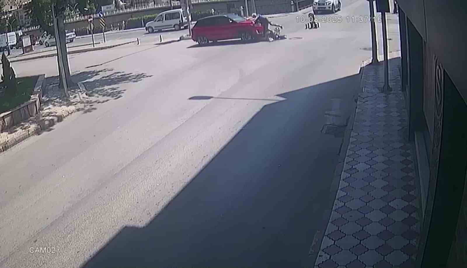 kazada-yere-dustu-ofkelenip-otomobilin-camina-ve-dikiz-aynasina-yumruk-atti