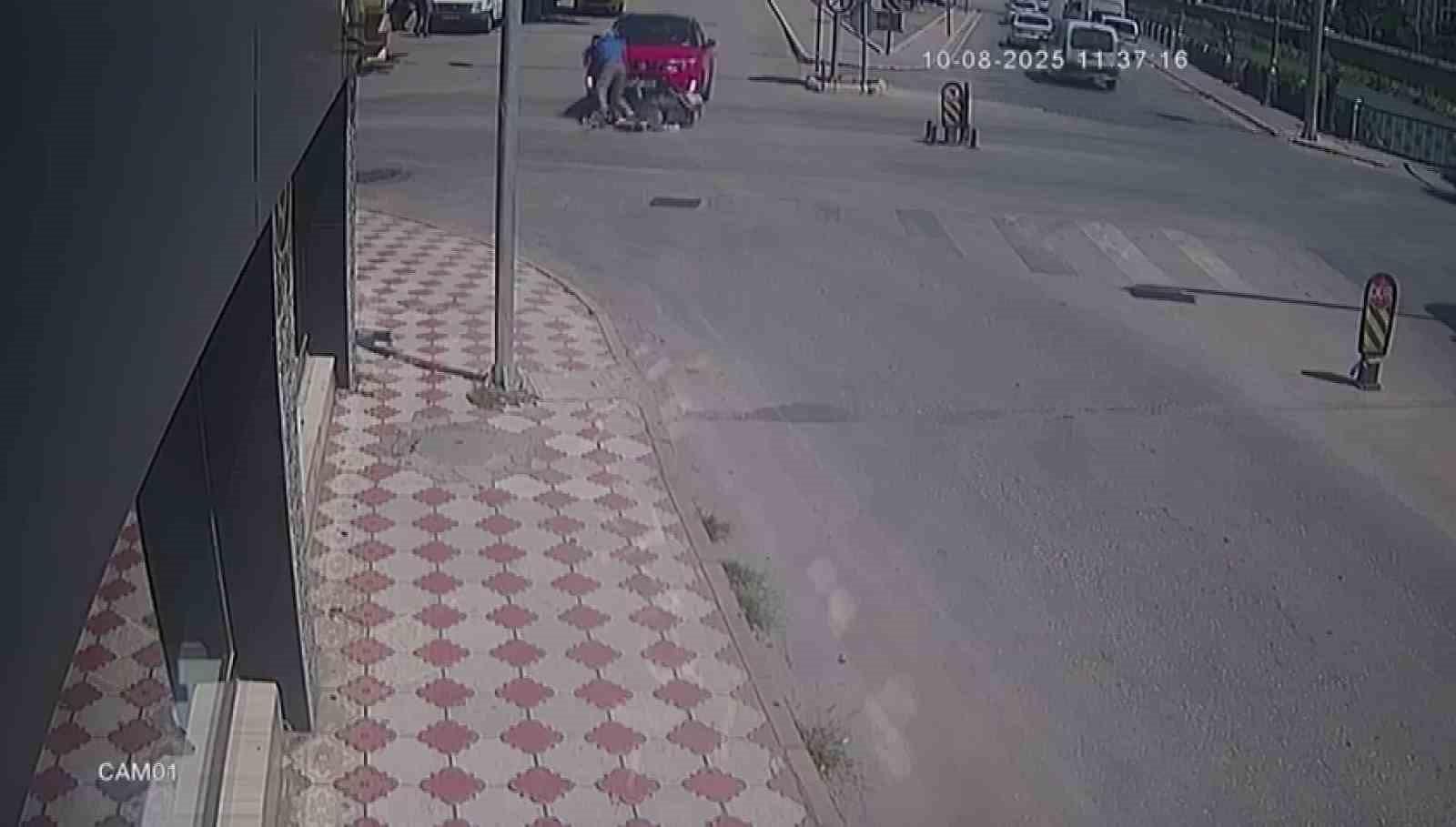 kazada-yere-dustu-ofkelenip-otomobilin-camina-ve-dikiz-aynasina-yumruk-atti