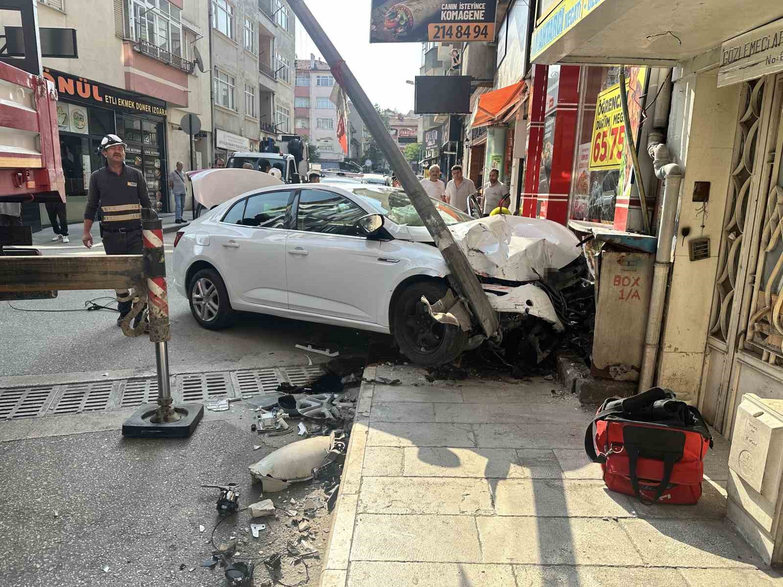 kazaya-karisan-iki-arac-savrularak-is-yerlerinin-duvarina-carpti-1-yarali