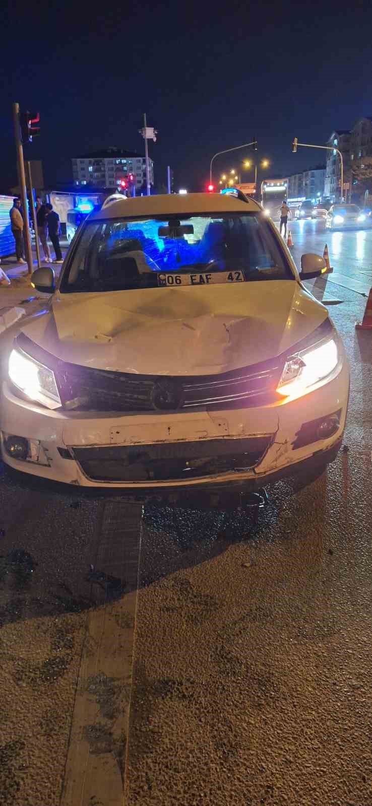 kirmizi-isikta-gecen-motosiklet-ciple-carpisti-1i-agir-2-yarali