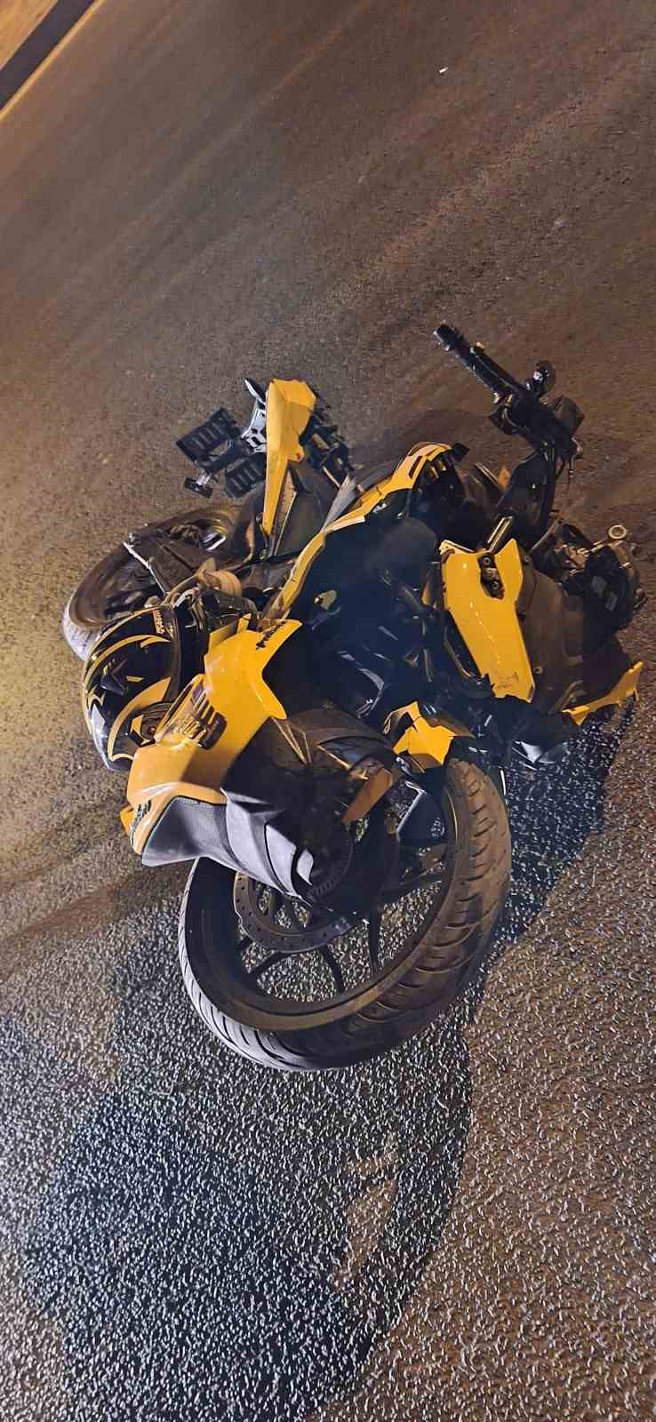 kirmizi-isikta-gecen-motosiklet-ciple-carpisti-1i-agir-2-yarali