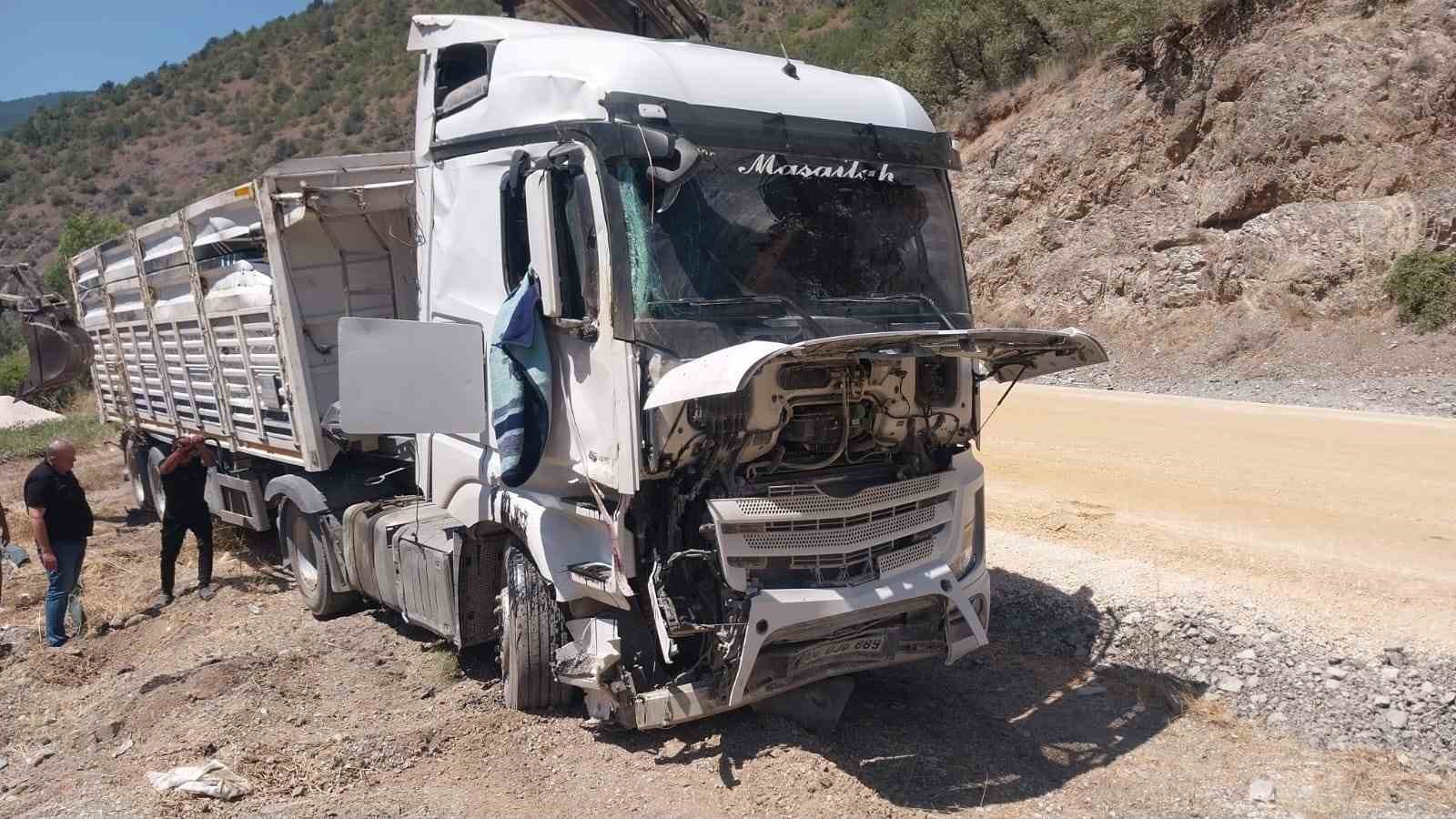 komur-yuklu-tir-devrildi-surucunun-burnu-bile-kanamadi