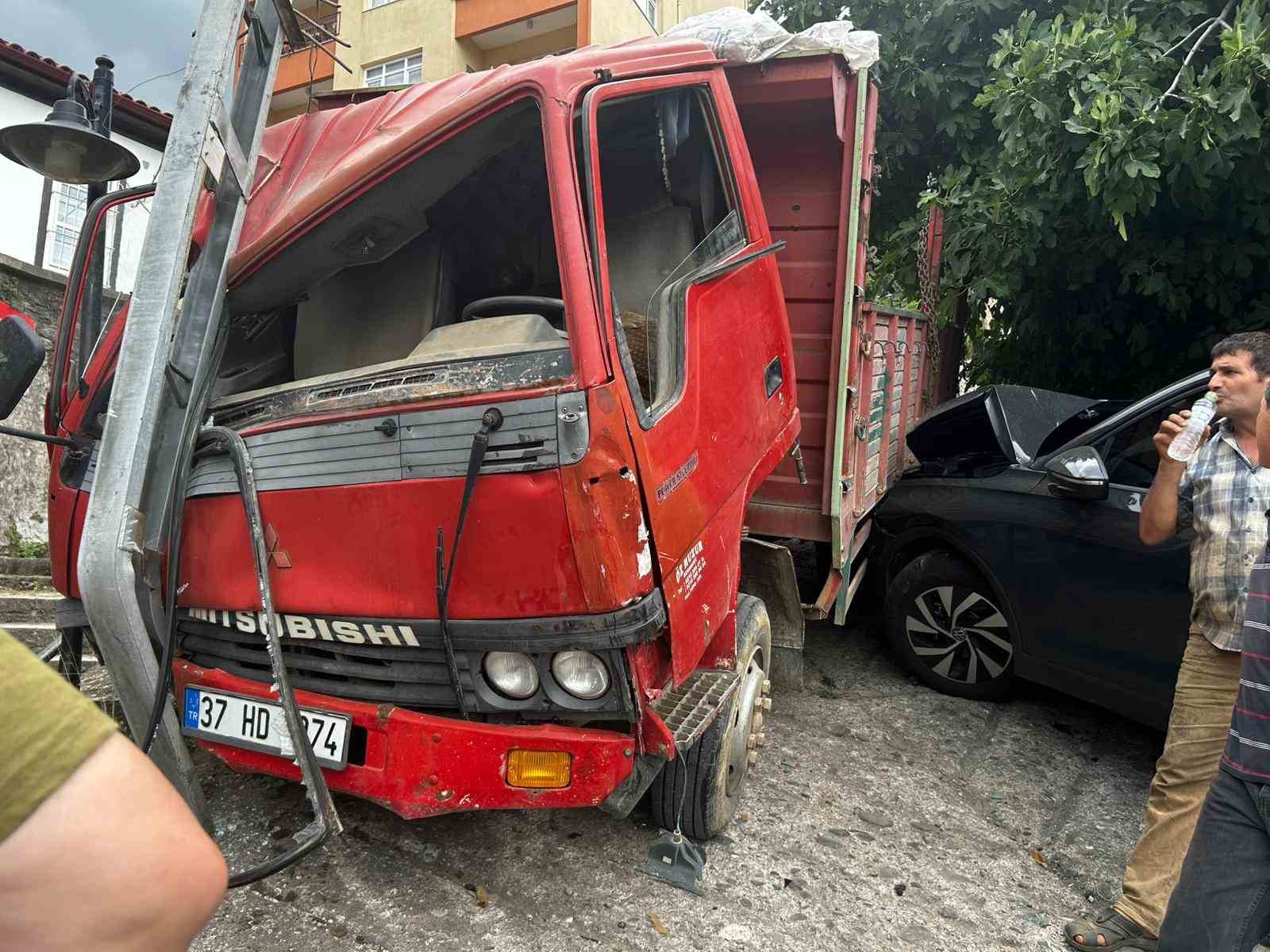 kontrolden-cikan-kamyon-park-halindeki-arac-ile-elektrik-diregine-carparak-durabildi
