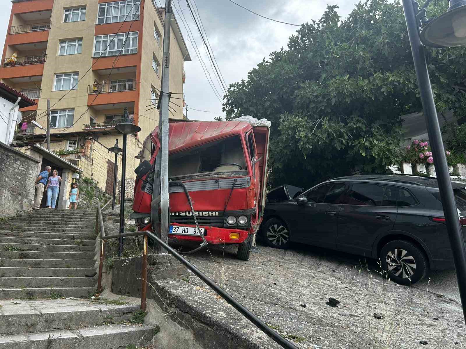 kontrolden-cikan-kamyon-park-halindeki-arac-ile-elektrik-diregine-carparak-durabildi