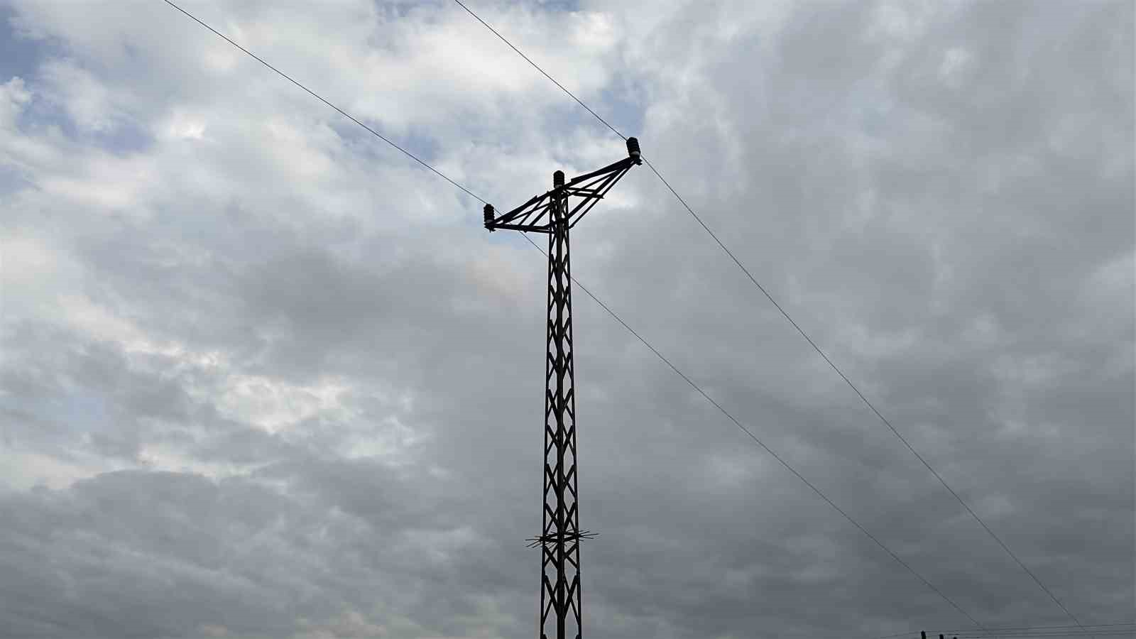 kopan-elektrik-teli-yangina-sebep-oldu-3-donumluk-tarla-zarar-gordu
