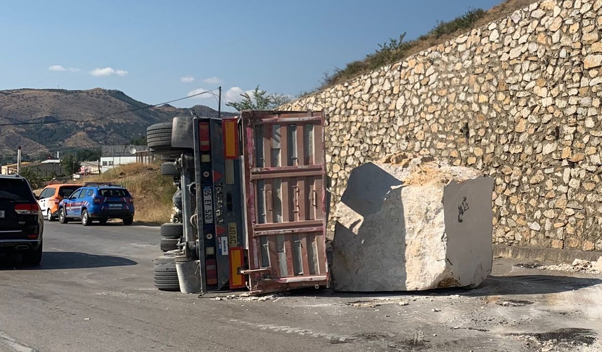 mermer-blok-yuklu-tir-yola-devrildi-1-yarali