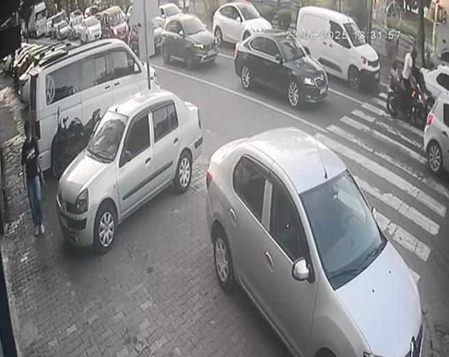 motosiklet-surucusu-yaya-gecidindeki-kadina-carpti-2-yarali