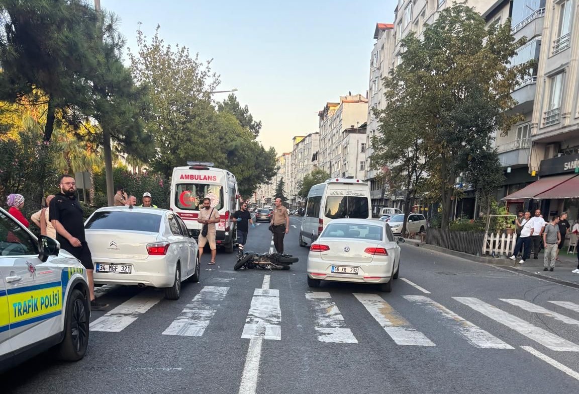 motosiklet-surucusu-yaya-gecidindeki-kadina-carpti-2-yarali