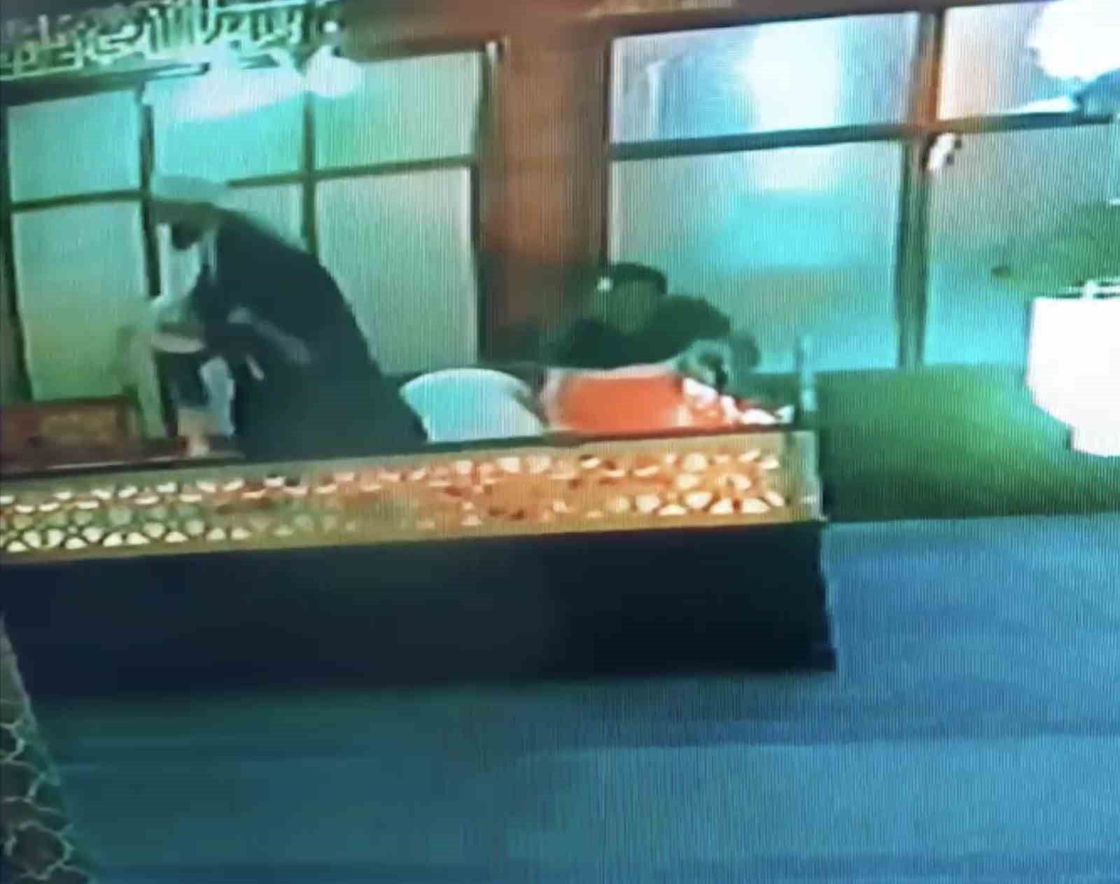 namazini-bozan-imam-1-metre-yuksekten-dusen-cocugu-havada-yakaladi