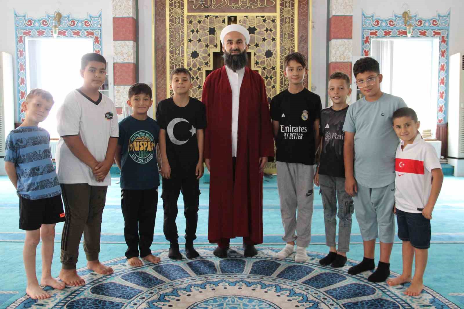 namazini-bozan-imam-1-metre-yuksekten-dusen-cocugu-havada-yakaladi