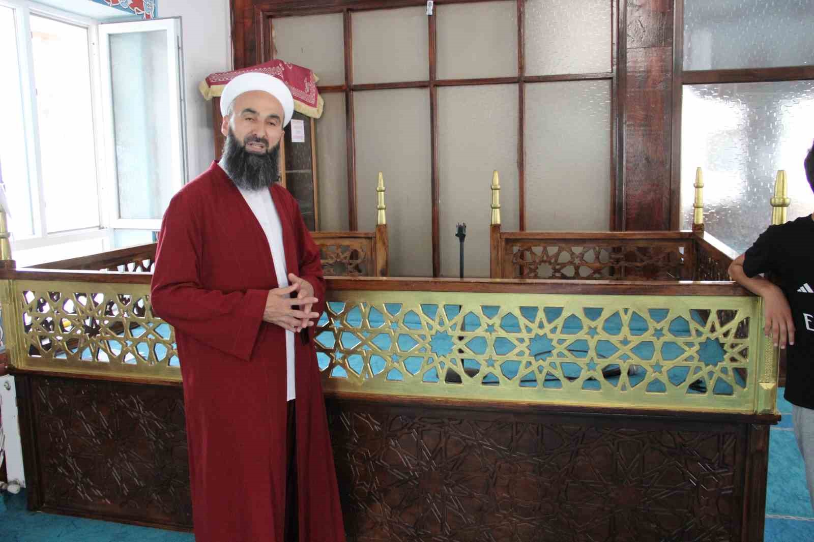 namazini-bozan-imam-1-metre-yuksekten-dusen-cocugu-havada-yakaladi