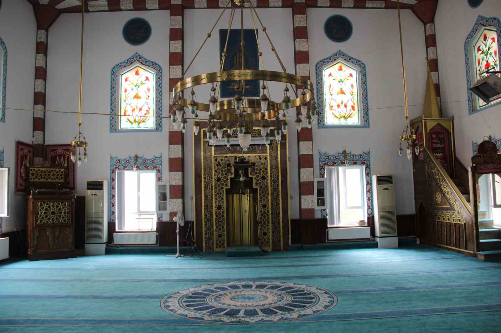namazini-bozan-imam-1-metre-yuksekten-dusen-cocugu-havada-yakaladi
