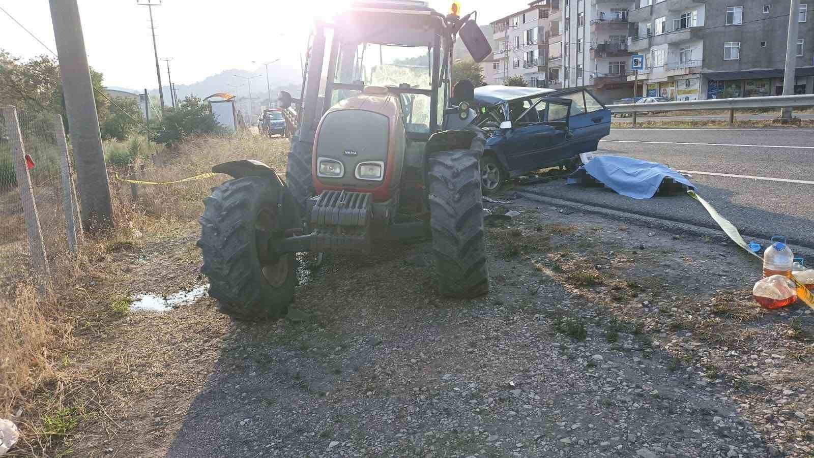 orduda-otomobil-park-halindeki-traktore-carpti-1-olu