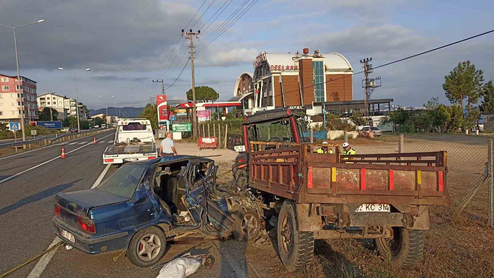 orduda-otomobil-park-halindeki-traktore-carpti-1-olu