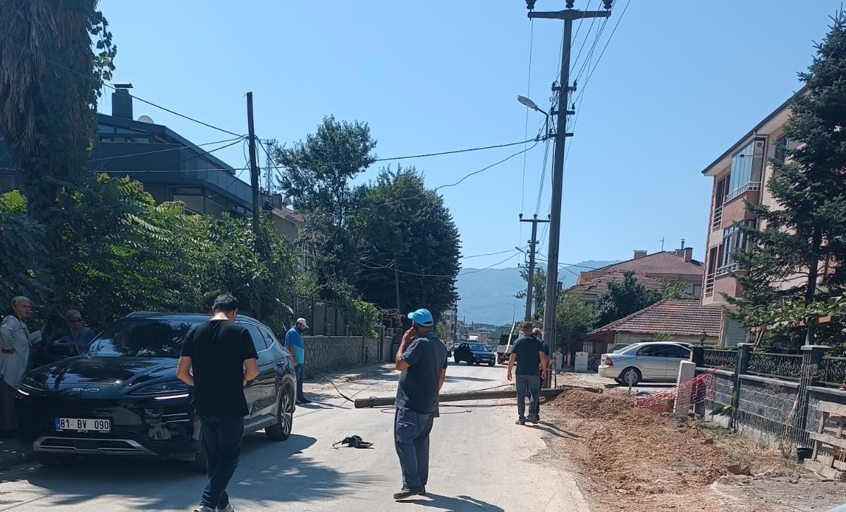 otomobilin-uzerine-telefon-diregi-devrildi