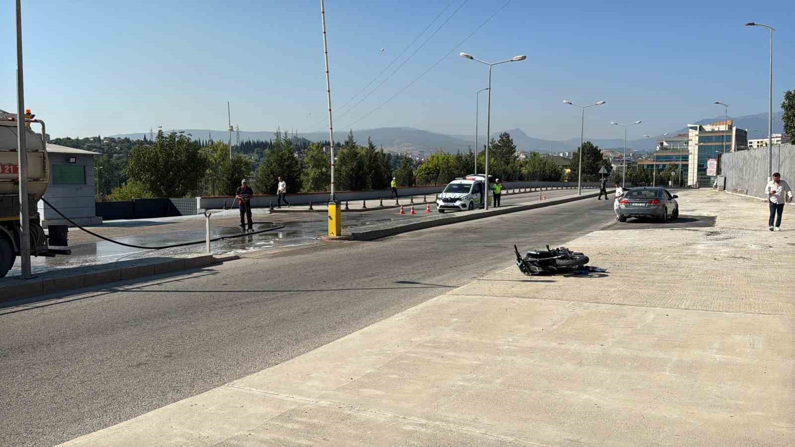 otomobille-carpisan-motosikletteki-2-kisi-agir-yaralandi