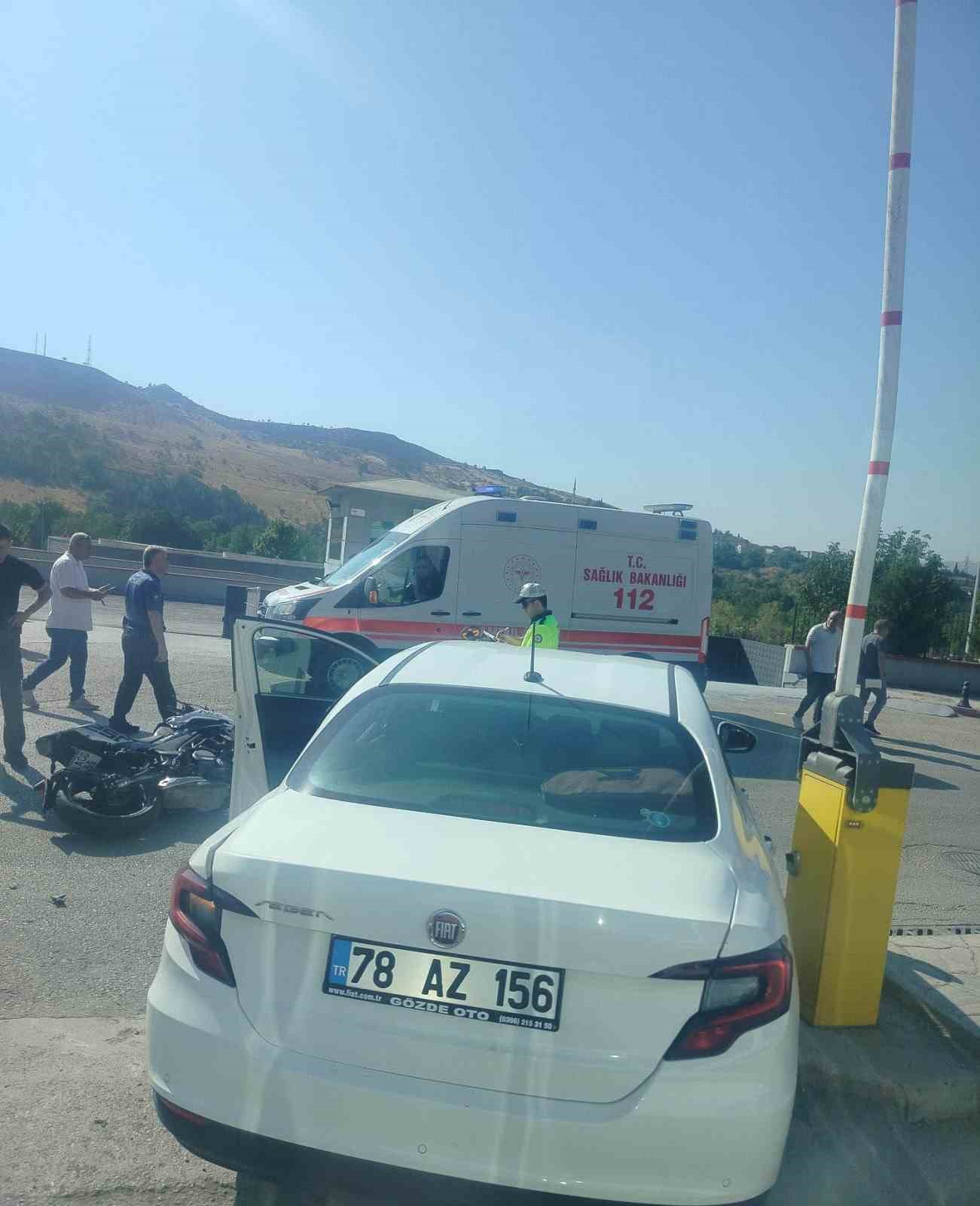 otomobille-carpisan-motosikletteki-2-kisi-agir-yaralandi