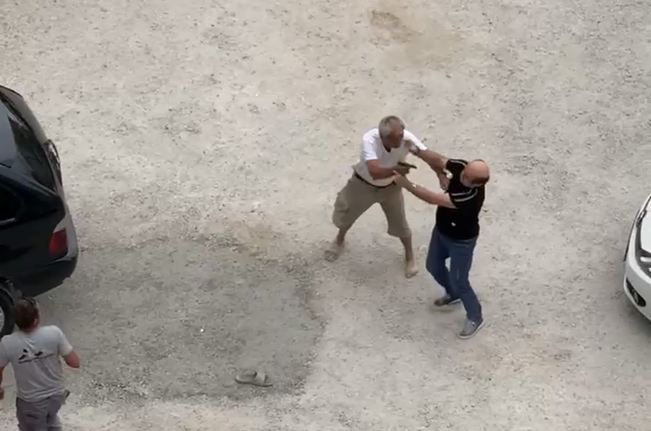 otoparkta-silahli-kavgada-2-kisi-yaralandi-olay-ani-kamerada