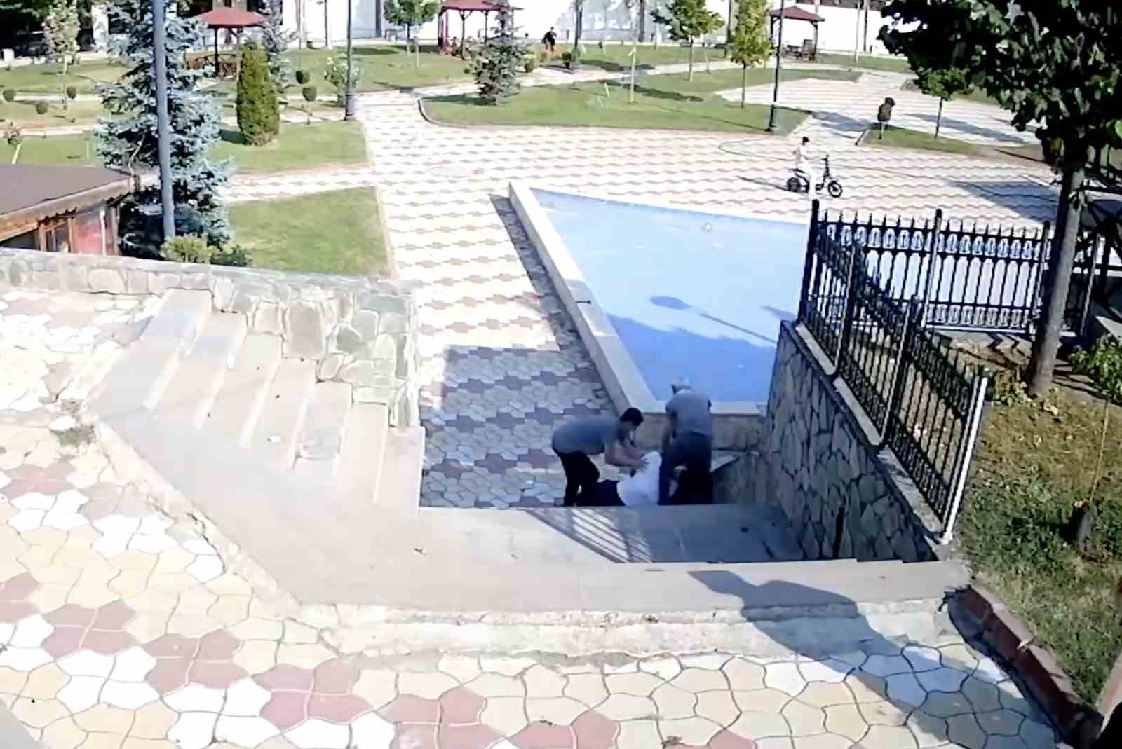 parktaki-cifti-uyaran-muhtar-bicaklandi-o-anlar-kamerada