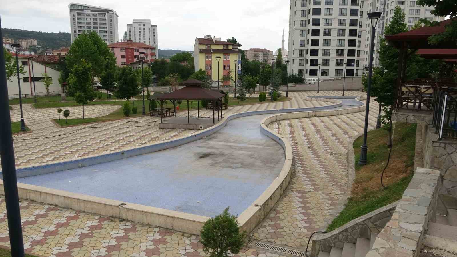 parktaki-cifti-uyaran-muhtar-bicaklandi-o-anlar-kamerada