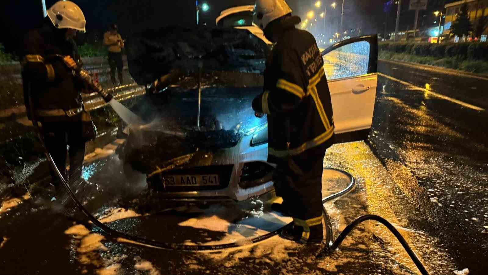 rizede-seyir-halindeki-arac-bir-anda-yanmaya-basladi