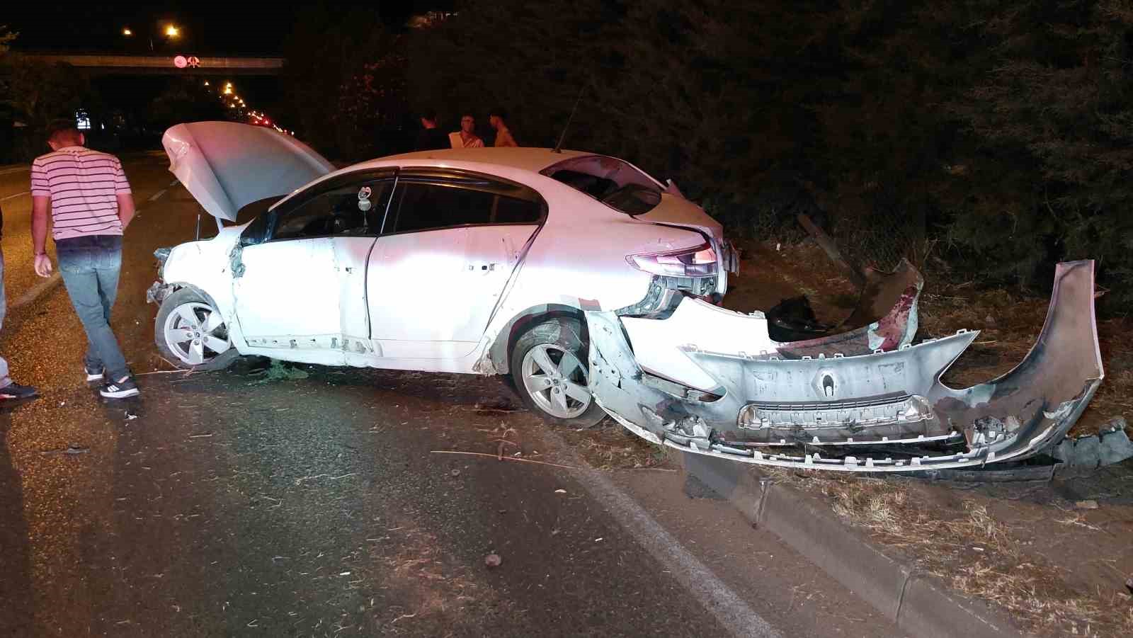 samsunda-agaca-carpan-otomobil-hurdaya-dondu-1-yarali