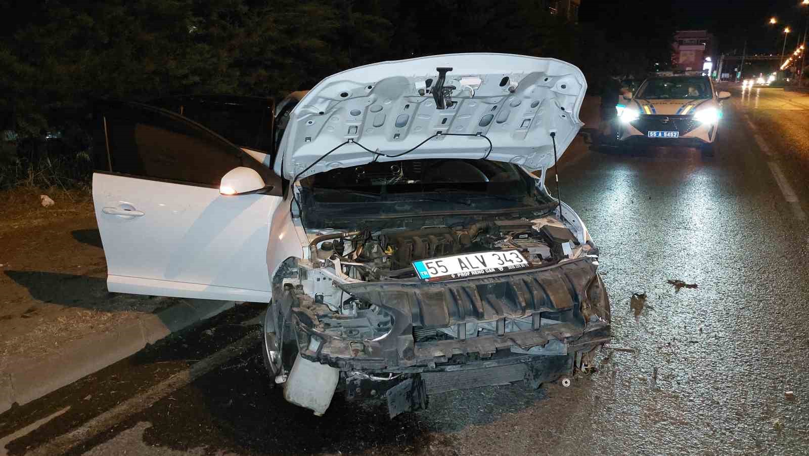 samsunda-agaca-carpan-otomobil-hurdaya-dondu-1-yarali