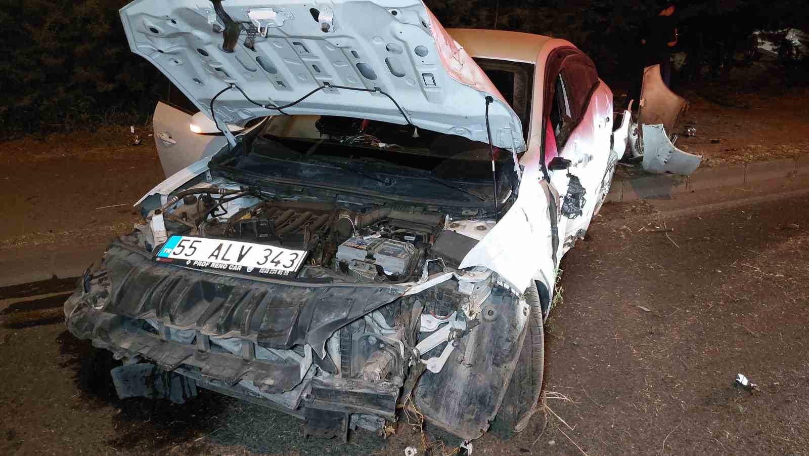samsunda-agaca-carpan-otomobil-hurdaya-dondu-1-yarali
