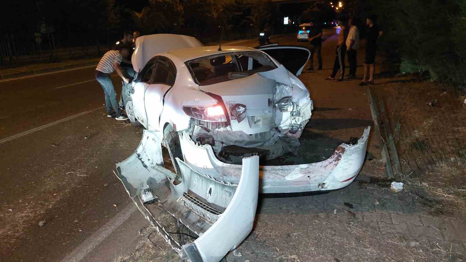 samsunda-agaca-carpan-otomobil-hurdaya-dondu-1-yarali