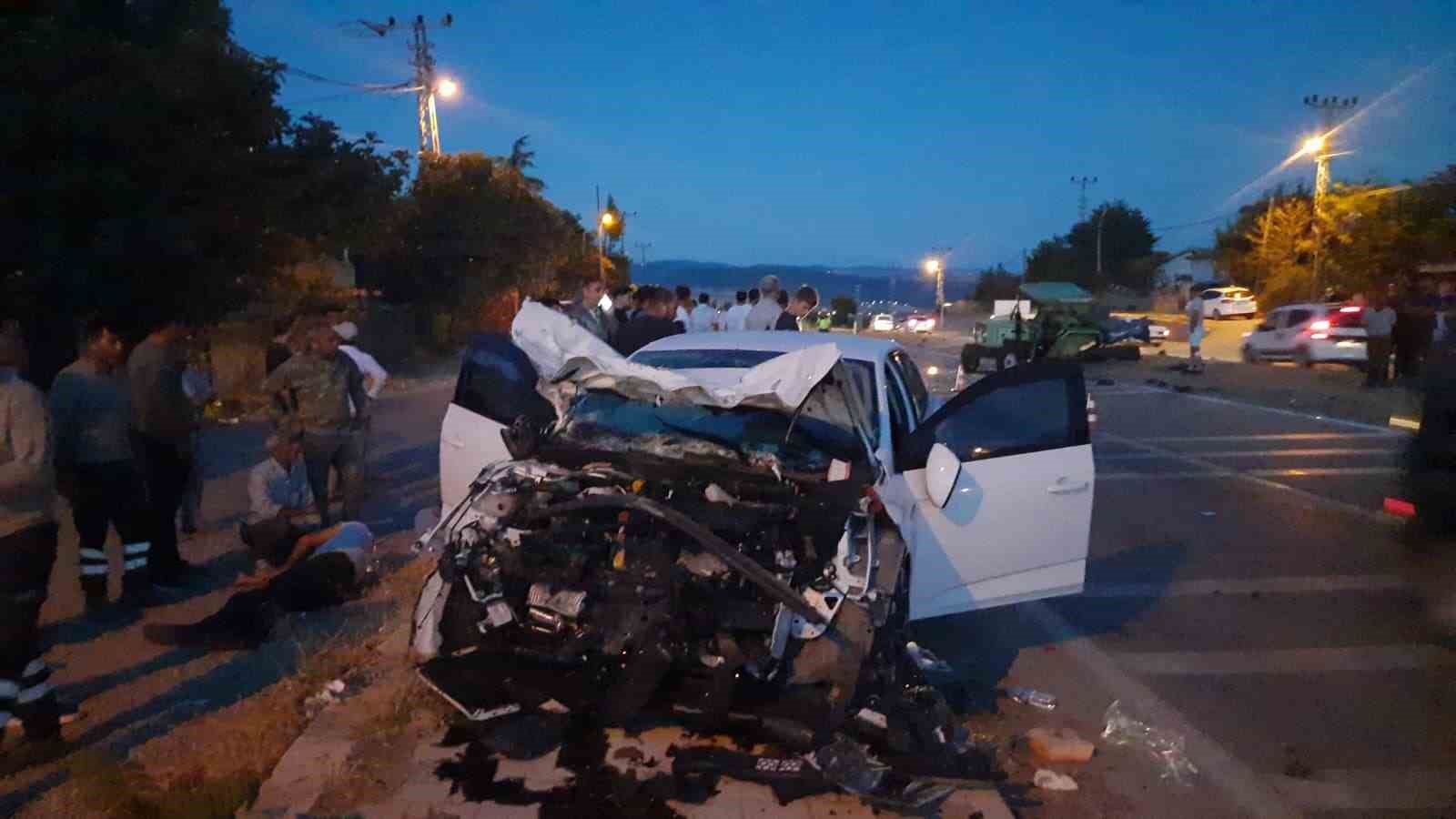 samsunda-otomobil-ile-traktor-carpisti-3-yarali