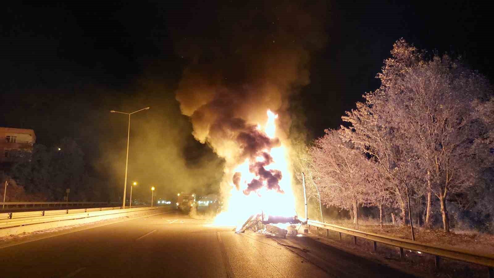 samsunda-tiner-yuklu-tir-alev-alev-yaniyor