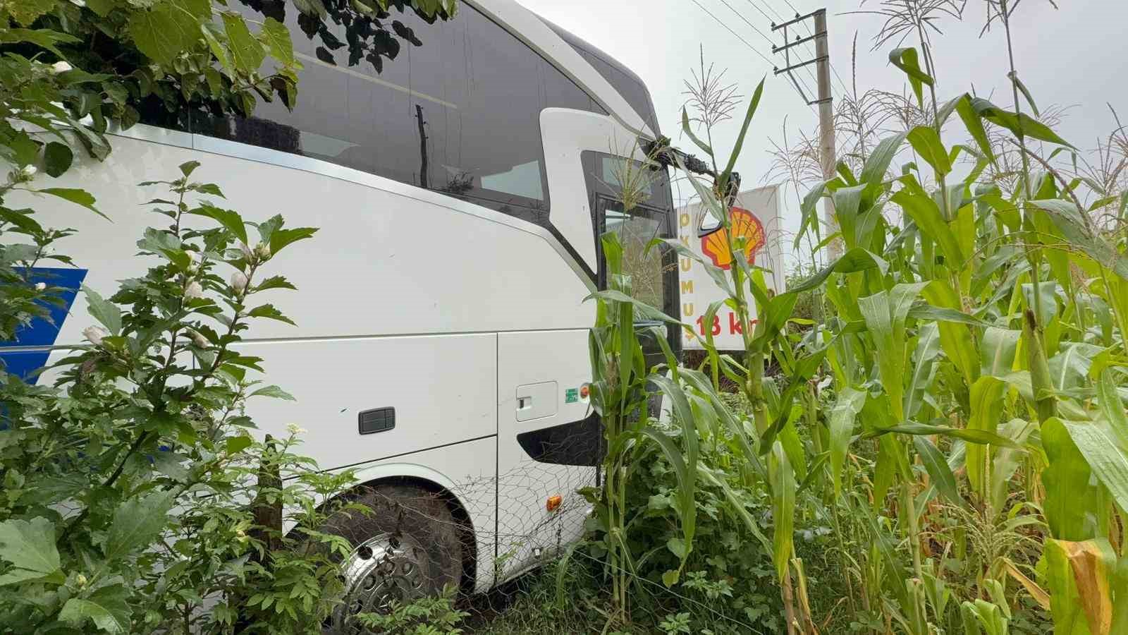 samsunda-yolcu-otobusu-yol-kenarinda-kamyonete-branda-cekenlere-carpti-1-olu-1-yarali