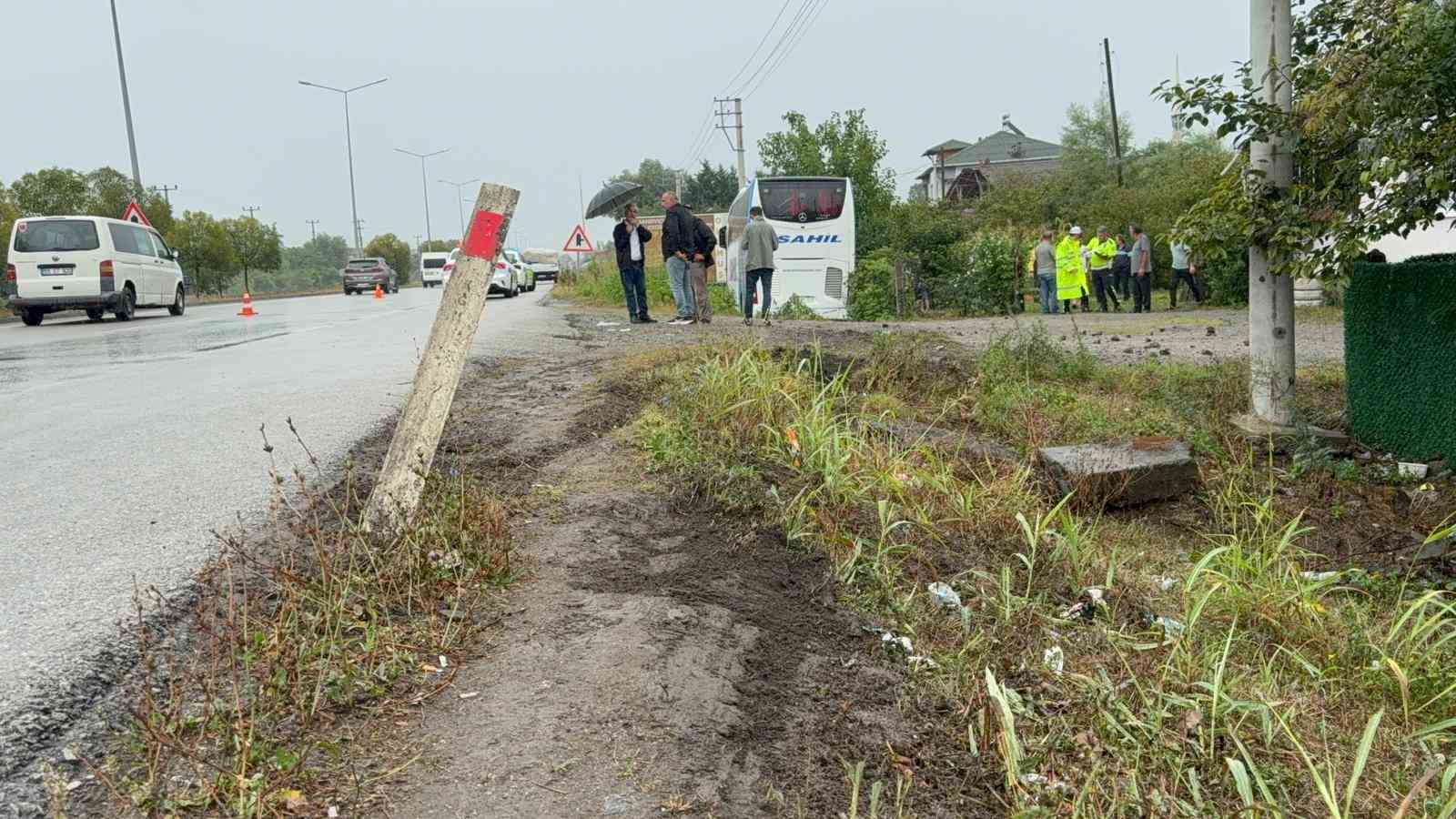 samsunda-yolcu-otobusu-yol-kenarinda-kamyonete-branda-cekenlere-carpti-1-olu-1-yarali