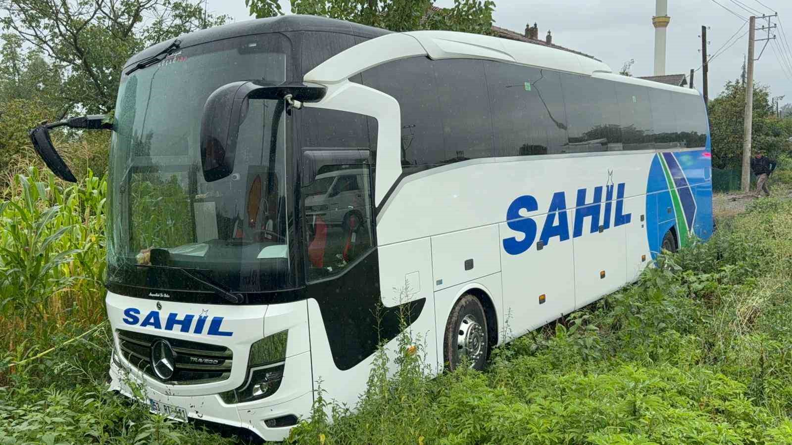 samsunda-yolcu-otobusu-yol-kenarinda-kamyonete-branda-cekenlere-carpti-1-olu-1-yarali
