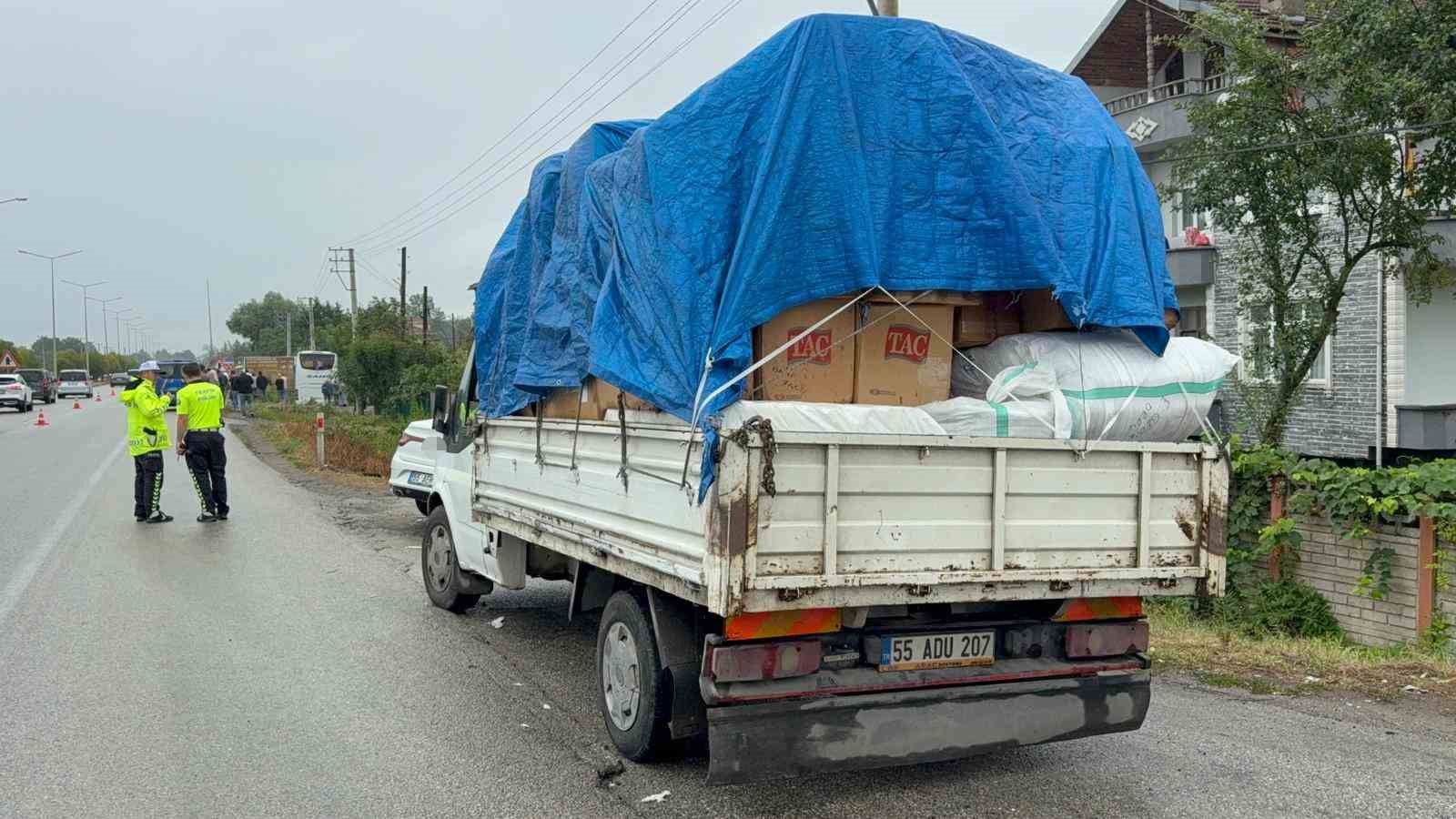 samsunda-yolcu-otobusu-yol-kenarinda-kamyonete-branda-cekenlere-carpti-1-olu-1-yarali