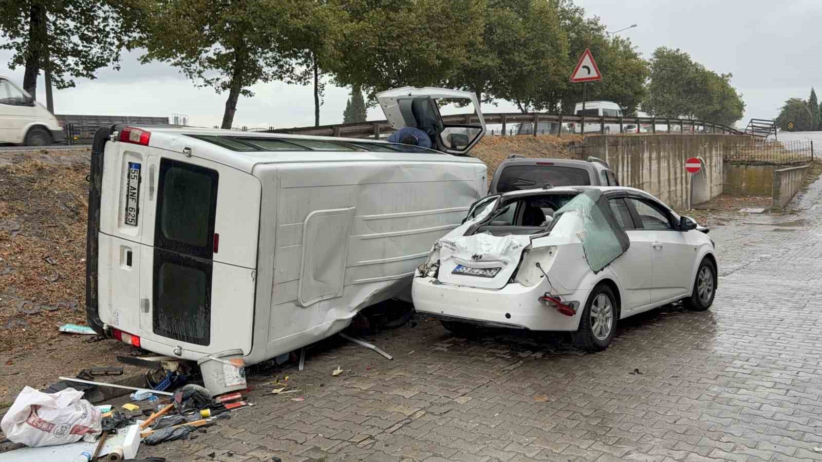 samsunda-yoldan-cikan-minibus-iki-araca-carparak-devrildi