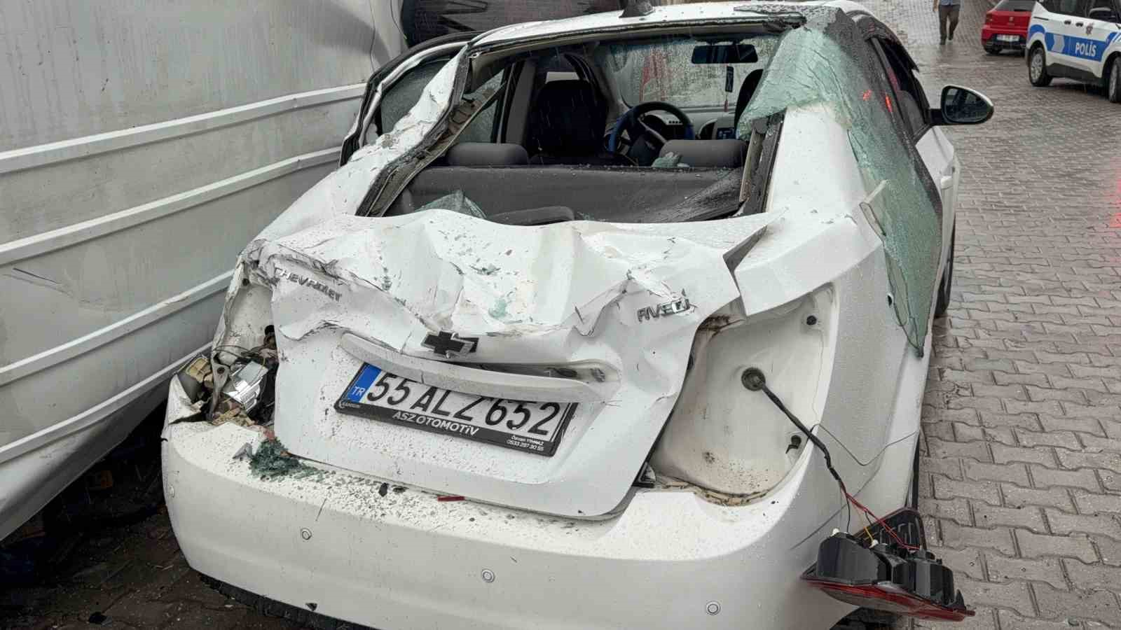 samsunda-yoldan-cikan-minibus-iki-araca-carparak-devrildi