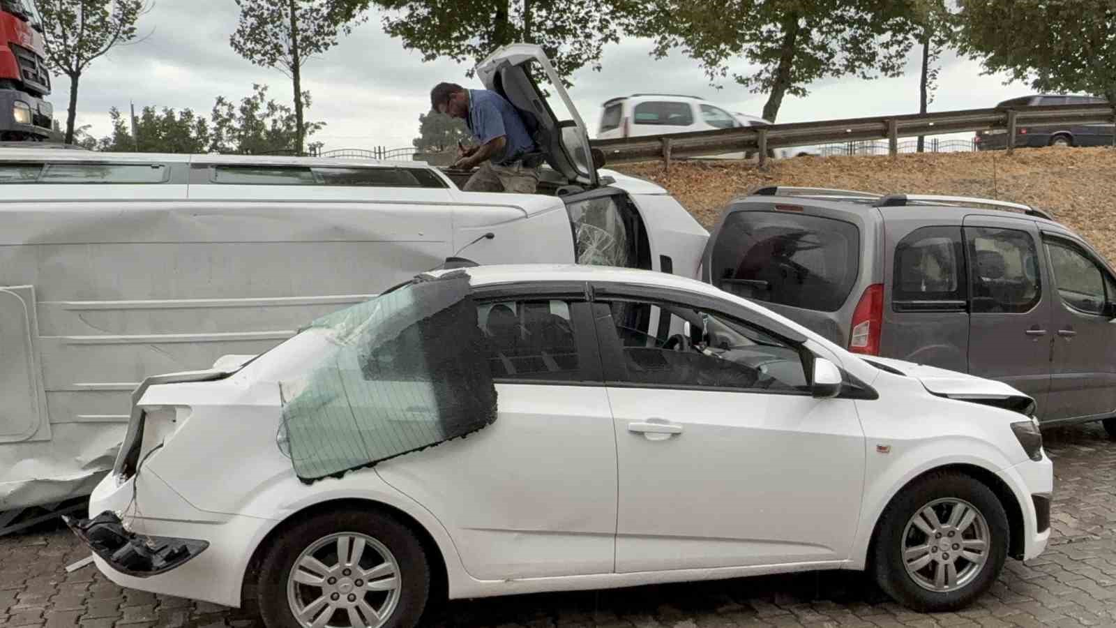 samsunda-yoldan-cikan-minibus-iki-araca-carparak-devrildi
