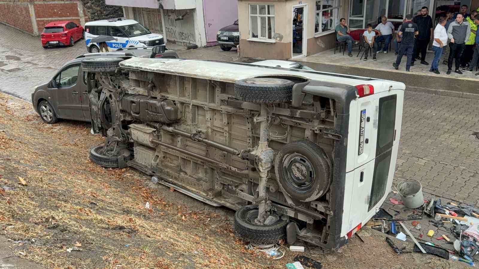 samsunda-yoldan-cikan-minibus-iki-araca-carparak-devrildi