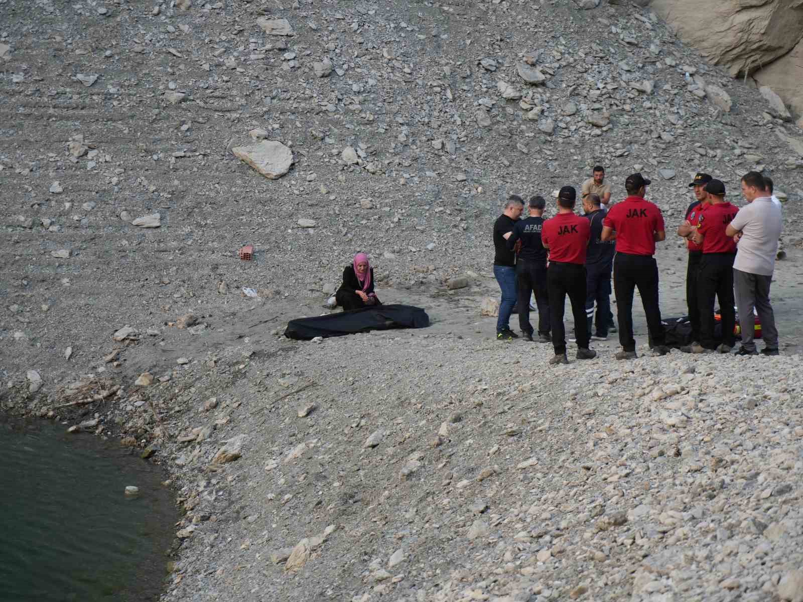 serinlemek-icin-baraj-golune-giren-cocuk-boguldu