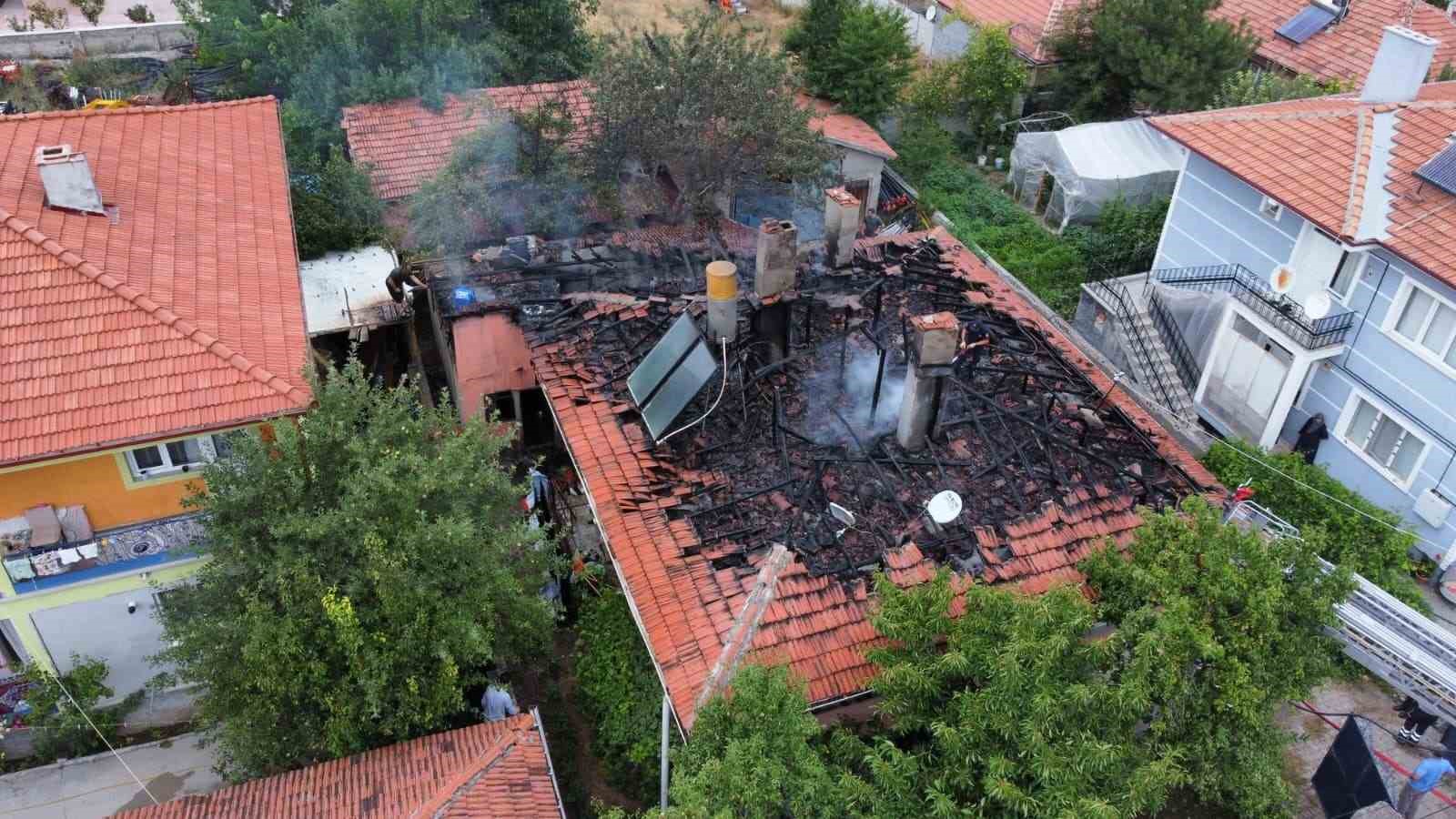 tandirda-yakilan-ates-evi-kule-ceviriyordu